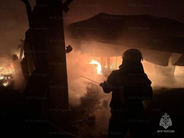 Пожар на заводе пластика в Петушках: 3900 кв. м охвачены огнём